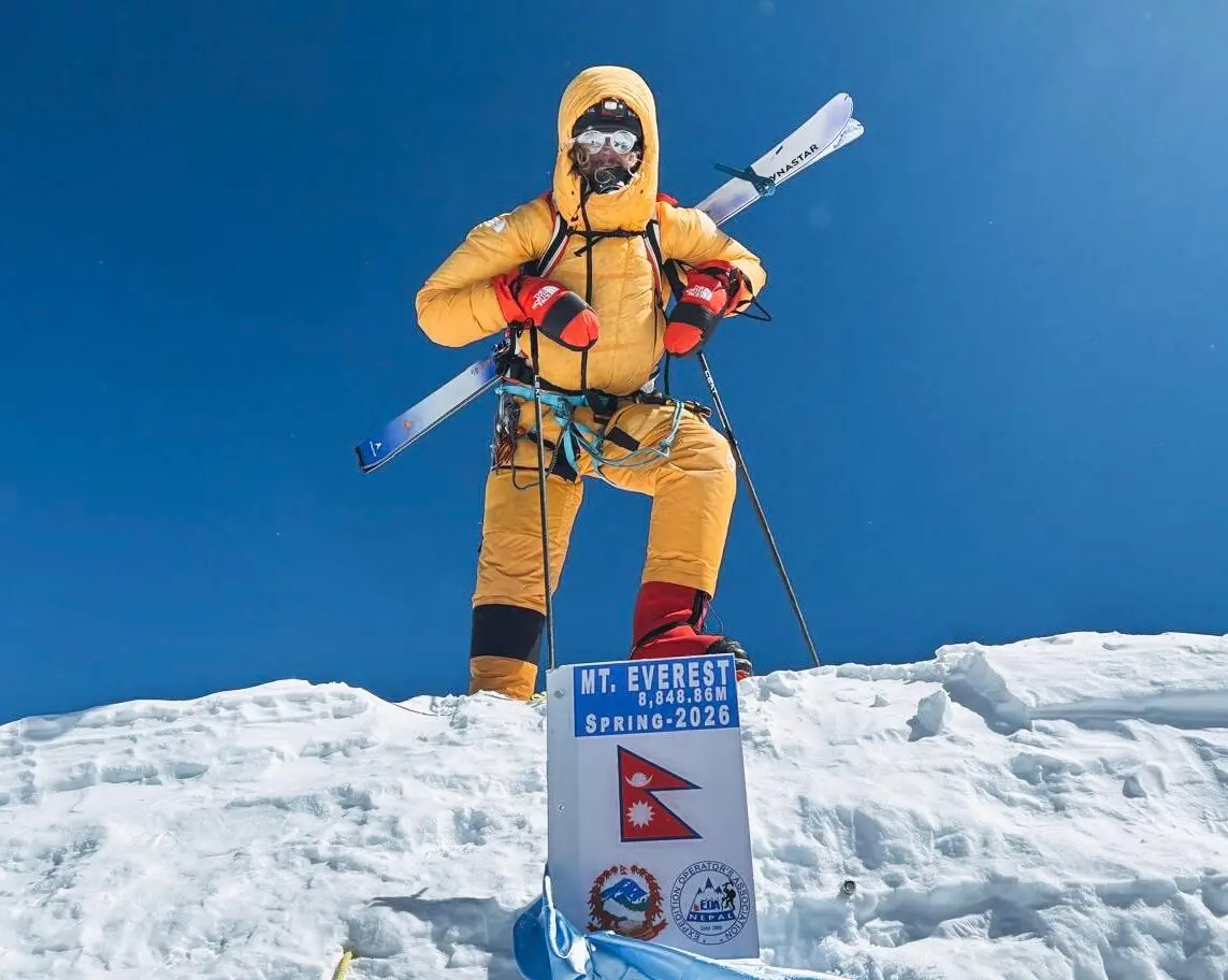 Bartek Ziemski descend l'Everest à ski sans oxygène
