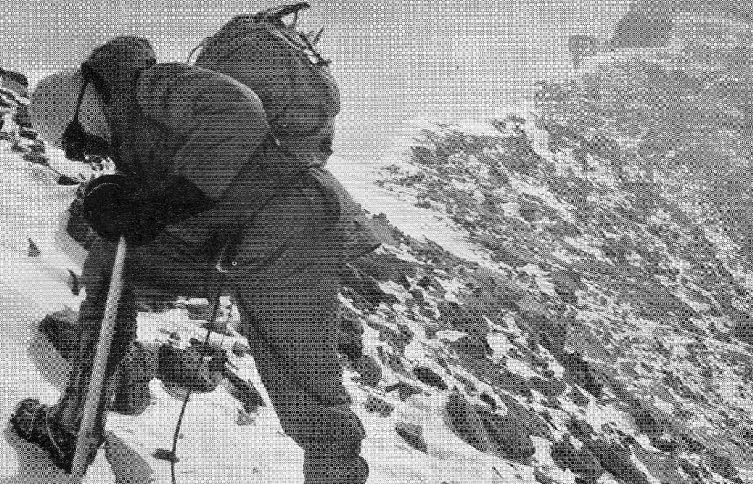 Ernst Forrer fait une courte pause lors de sa descente du sommet du Dhaulagiri I. Photo : Kurt Diemberger

