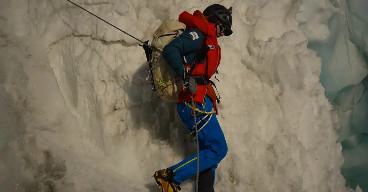 Tyler Andrews bat le record d'ascension de l'Everest avec oxygène en 9h55