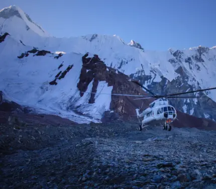 hélicoptère au pic Khan-Tengri – Kirghizistan