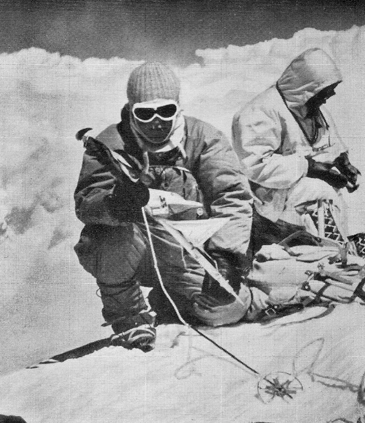Kurt Diemberger (à gauche) et Albin Schelbert au sommet du Dhaulagiri I, le 13 mai 1960. Photo : Kurt Diemberger/The Himalayan Journal

