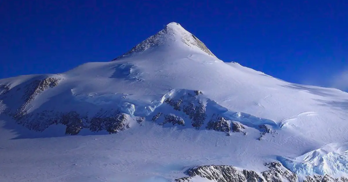 Le massif Vinson — 4 892 m, Antarctique