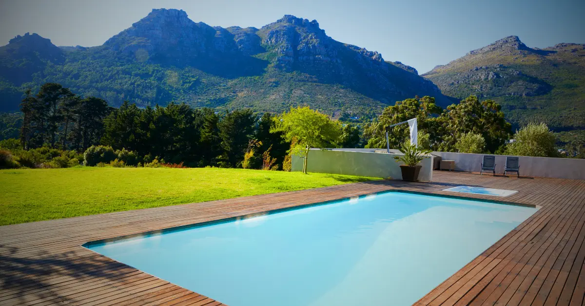 piscina con vista a la montaña